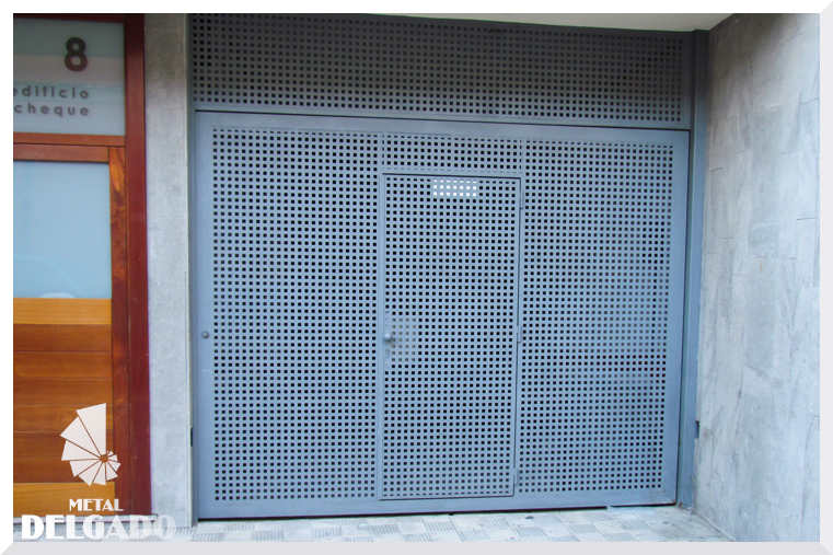 Puerta batiente de acero galvanizado para acceso a terreno particular.